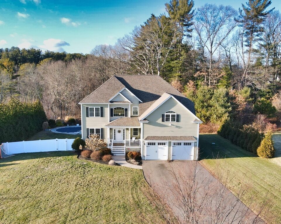 9 Brookfield Ln Bellingham, MA 02019