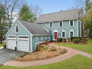Photo of real estate for sale located at 40 Mallards Cv Duxbury, MA 02332
