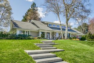 Photo of real estate for sale located at 17 Oak Hill Rd Worcester, MA 01609