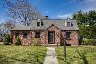 Photo of real estate for sale located at 4 Ellery Rd Waltham, MA 02453