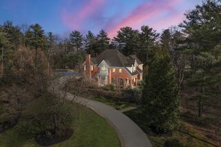 Photo of real estate for sale located at 6 Stratford Way Lincoln, MA 01773