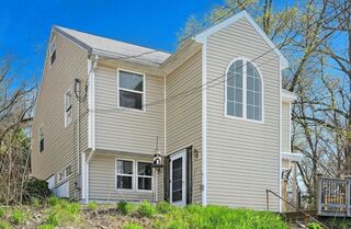 Photo of real estate for sale located at 8 Pineview Trl Auburn, MA 01501
