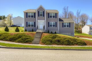 Photo of real estate for sale located at 5 Shawnee Rd Worcester, MA 01606