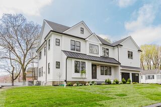 Photo of real estate for sale located at 7 Edward Ave Lynnfield, MA 01940
