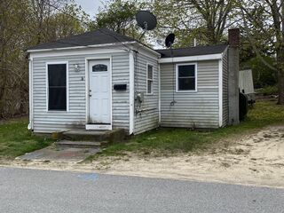 Photo of real estate for sale located at 5 Washburn Ct Wareham, MA 02571