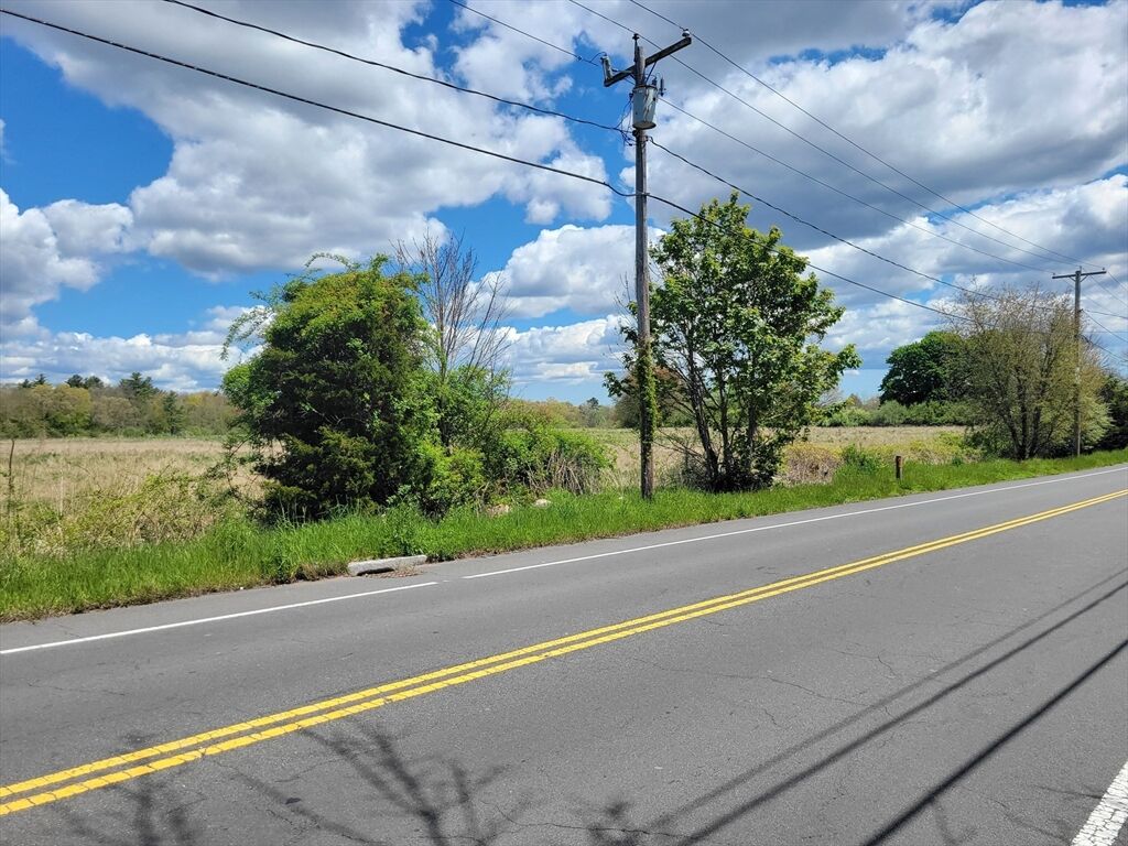 Photo of real estate for sale located at 636 Fauce Corner Rd Dartmouth, MA 02747