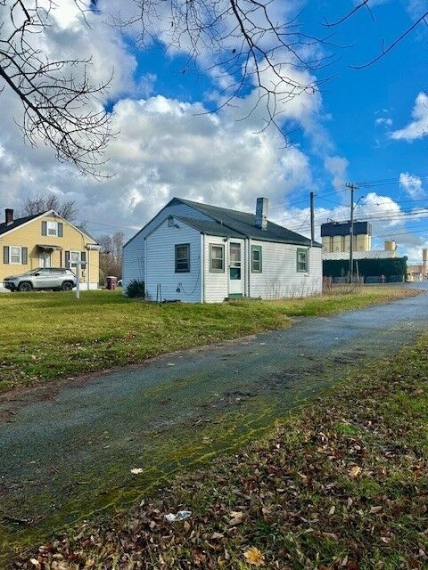 Photo of 91 S Main St Acushnet, MA 02743