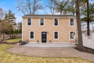 Photo of real estate for sale located at 8 Winthrop Ave Duxbury, MA 02332