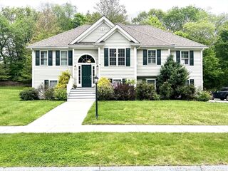 Photo of 7 Fairway Dr Amesbury, MA 01913