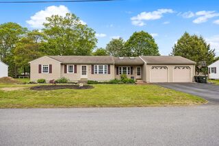 Photo of 17 Sherwood Dr Oxford, MA 01540