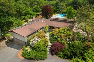 Photo of 53 Stonehedge Rd Lincoln, MA 01773