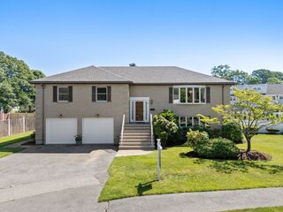 Photo of 6 Gavin Cir Stoneham, MA 02180