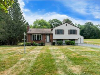 Photo of 8 Wagon Wheel Dr Bedford, MA 01730