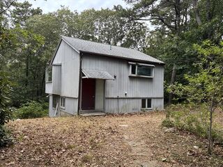Photo of 10 Putnam Way Vineyard Haven, MA 02568