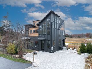 Photo of real estate for sale located at 10 Chestnut Pl Hingham, MA 02043